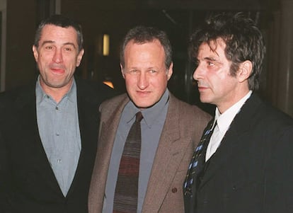 Robert DeNiro y Al Pacino posan con el director Michael Mann en el estreno de 'Heat' en Burbank, California.