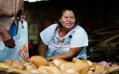 Norma Romero empaca el pan para los viajeros de La Bestia.