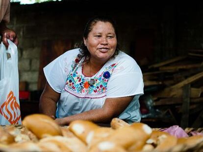Norma Romero empaca el pan para los viajeros de La Bestia.