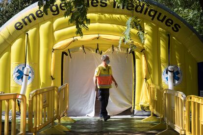 Un sanitario sale de la carpa montada por el Departamento de Salud en Ripollet para hacer PCR a los vecinos