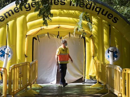 Un sanitario sale de la carpa montada por el Departamento de Salud en Ripollet para hacer PCR a los vecinos