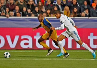 El delantero del APOEL Mickael Pote lucha por el balón con el defensa del Real Madrid Raphael Varane.