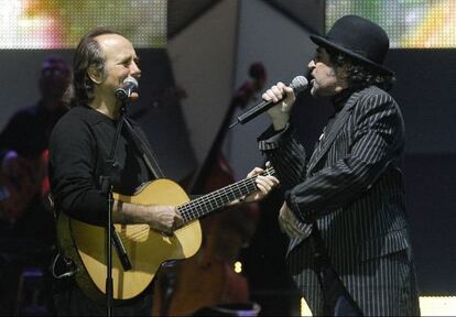 Los cantantes Joan Manuel Serrat (i) y Joaquin Sabina (d) el 17 de noviembre de 2007, en un concierto en Quito.