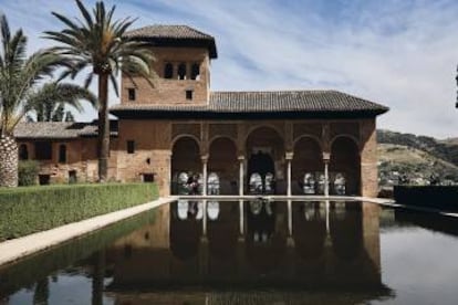 Arriba, vista lateral del Patio de los Arrayanes de la Alhambra. En la segunda foto, el palacio del Partal se refleja sobre el agua de su alberca.