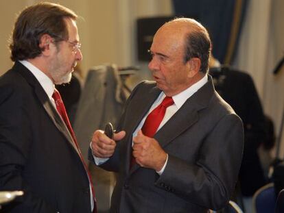 Emilio Botín (à direita) conversa com Juan Luis Cebrián em 2007.