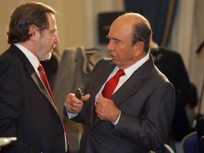 Emilio Botín (a la derecha) dialoga con Juan Luis Cebrián en 2007.