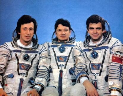 La tripulació de la Soyuz T-10, a l'esquerra, Atkov.