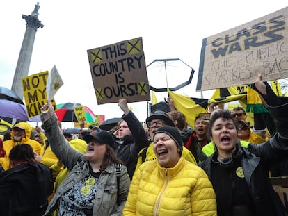 Manifestantes contrarios a la monarquía protestan en Trafalgar Square, cerca de la abadía de Westminster, durante la coronación de Carlos III, el 6 de mayo.