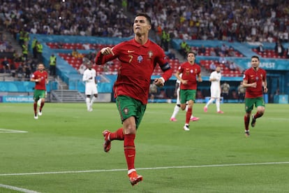 Cristiano Ronaldo comemora gol marcado contra a França na Eurocopa.