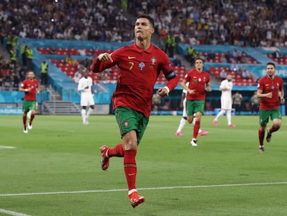 Cristiano Ronaldo comemora gol marcado contra a França na Eurocopa.
