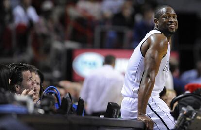 Dwyane Wade, sentado sobre la mesa de medios de comunicación.