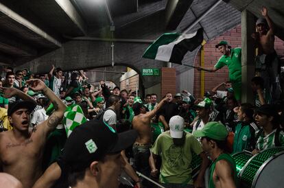 La barra reunida bajo la tribuna sur del estadio del Atlético Nacional para cantar las canciones más representativas de la hinchada antes de un partido.