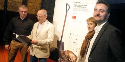 Juan Karlos Izagirre, en el centro, en la presentación del Festival de Cine y Derechos Humanos de San Sebastián. 