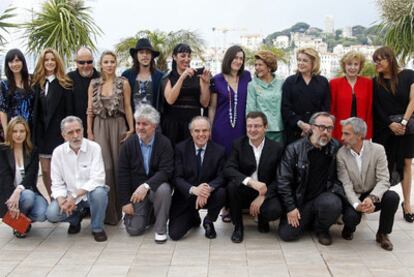 El cine español en el reciente Festival de Cannes: arriba, Bárbara Goenaga, Pilar López de Ayala, Bigas Luna, Elsa Pataky, Óscar Jaenada, Rossy de Palma, Ángeles González-Sinde (ministra de Cultura), Androulla Vassiliou (comisaria europea de Cultura), Catherine Deneuve, Marisa Paredes e Isabel Coixet. Abajo, Carolina Bang, Fernando Trueba, Pedro Almodóvar, Frédéric Mitterrand (ministro francés de Cultura), Ignasi Guardans (director general del ICAA), Álex de la Iglesia e Imanol Arias.