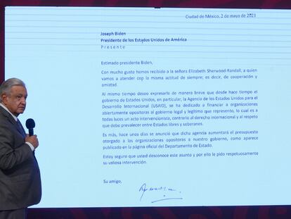 López Obrador presents a projection of the letter he sent to Joe Biden, during his morning conference on May 3.