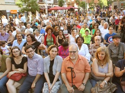 Ada Colau (quarta per l'esquerra) ahir amb veïns del Poble-sec.