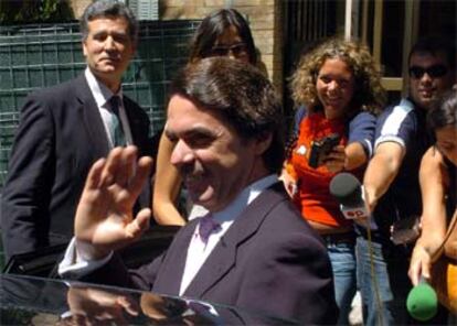 José María Aznar, a la salida de la clínica, tras ver a su hija y a su nieto.