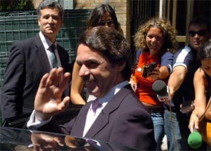 José María Aznar, a la salida de la clínica, tras ver a su hija y a su nieto.