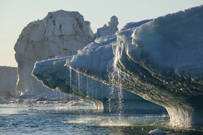 Icebergs del glaciar Jakobshavn derritiéndose en la bahía Disko en una soleada tarde de verano, en Ilulissat (Groenlandia).