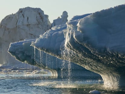 Icebergs del glaciar Jakobshavn derritiéndose en la bahía Disko en una soleada tarde de verano, en Ilulissat (Groenlandia).