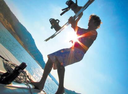 Un practicante de wakeboard se prepara para entrenar en el pantano de San Juan, Madrid