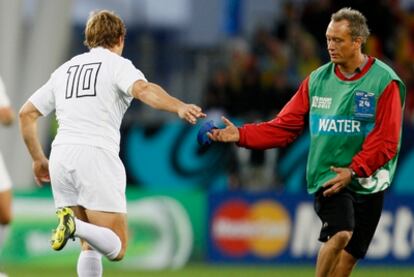 Jonny Wilkinson le devuelve el soporte para patear a Paul Stridgeon durante el partido ante Rumanía.