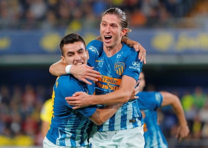 Filipe Luis celebra con Correa el gol marcado al Villarreal