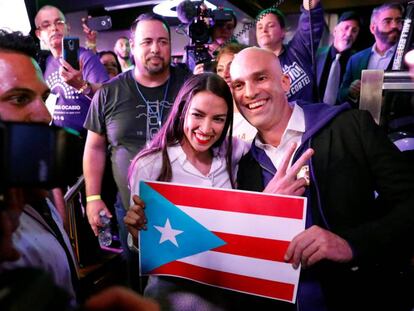 La demócrata Alexandria Ocasio-Cortez posa junto a un partidario en Nueva York, el pasado 6 de noviembre. 
 
 
 