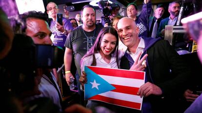 La demócrata Alexandria Ocasio-Cortez posa junto a un partidario en Nueva York, el pasado 6 de noviembre.