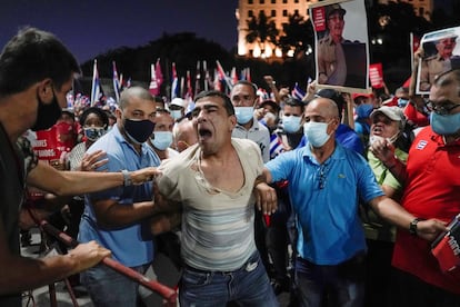 hombre es arrestado durante una manifestación contra el Gobierno de Miguel Díaz-Canel en La Habana, el 17 de julio de 2021.