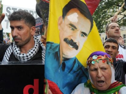 Manifestantes kurdos y yazid&iacute;es contra el Estado Islamico muestran banderas con el rostro de Abdal&aacute; Ocalan, en Hanover (Alemania).   