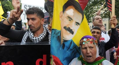 Manifestantes kurdos y yazid&iacute;es contra el Estado Islamico muestran banderas con el rostro de Abdal&aacute; Ocalan, en Hanover (Alemania).   