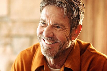 ¿Quién es? Dennis Quaid. ¿De qué me suena? Desde finales de los ochenta y hasta principios de los 2000, fue una de las grandes estrellas de la meca del cine gracias a películas como El día de mañana o Lejos del cielo. Después de tres matrimonios y un largo historial de adicciones públicas, Quaid dejó de encarnar al perfecto galán yankee de mandíbula contundente. ¿En qué película cristiana puedo verlo? En 2018, el filme La canción de mi padre se convirtió en un inesperado exitazo de taquilla en Estados Unidos gracias al boca a boca y al apoyo de la red parroquial, igualando la recaudación total de la ganadora del Oscar a la mejor película de aquel año, Green Book. Quaid daba vida al abusivo padre de un cantante de música cristiana con el que busca reconciliarse. Puedes verla en Filmin.