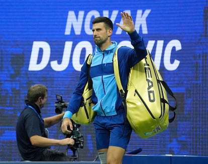 Djokovic accede a la central con dos bolsos dorados.