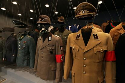 Uniformes del Führer, expuestos en: <i>Hitler, la nación alemana y el crimen, </i>exposición inaugurada en Berlín el 15 de octubre de 2010.