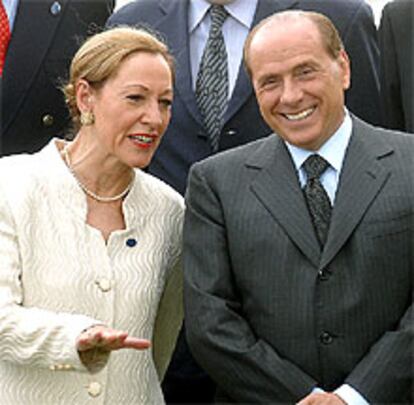 La ministra de Exteriores de Austria, Benita Ferrero-Waldner, y Berlusconi, ayer, en Elsinor.