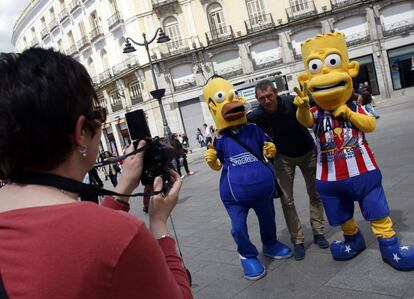 La capital albergará a las 20.45 horas el primer partido de semifinales de la Liga de Campeones, que enfrenta al Atlético de Madrid y al Chelsea en el estadio Vicente Calderón. En la imagen, un aficionado se fotografía en la Puerta del Sol.