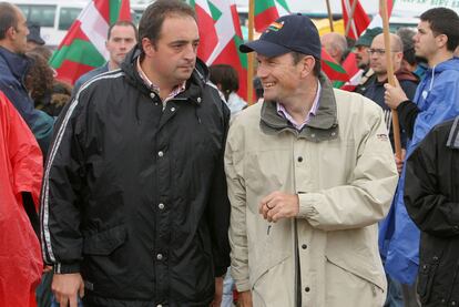 El entonces consejero de Agricultura, Gonzalo Sáenz de Samaniego, con el <i>lehendakari </i>Ibarretxe, en septiembre de 2006 en el Alderdi Eguna.