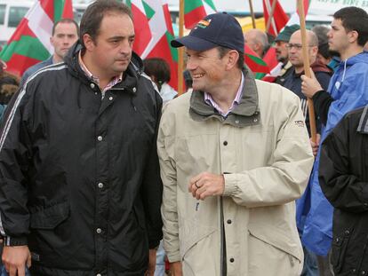 El entonces consejero de Agricultura, Gonzalo Sáenz de Samaniego, con el <i>lehendakari </i>Ibarretxe, en septiembre de 2006 en el Alderdi Eguna.