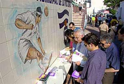 Vecinos de Jaén consultan en una mesa informativa sobre el equipo de fútbol de la capital.