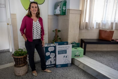 Laura Pérez, madre de una alumna del colegio Santa Teresa de Jesús, junto a los recipientes para recioclado del colegio
