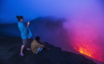 Al borde del cráter del volcán Yasur, en la isla de Tanna (Vanuatu).