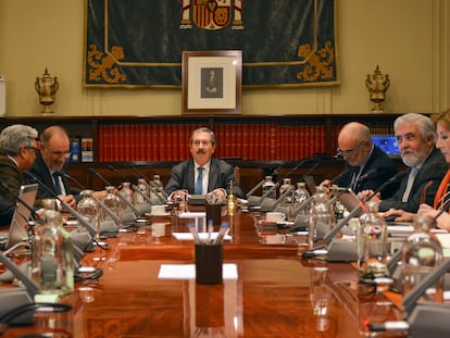 El presidente del Consejo General del Poder Judicial (CGPJ), Rafael Mozo, en el centro de la imagen, preside un pleno en diciembre pasado.