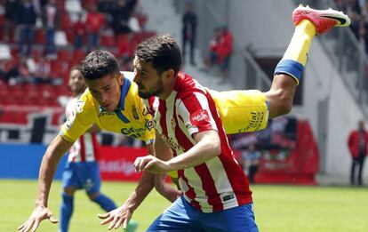 Canella disputa un balón con Castillo.