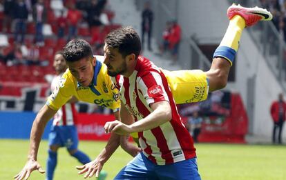 Canella disputa un bal&oacute;n con Castillo.