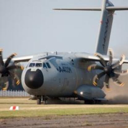 El A-400M de Airbus Military en una de las pruebas para su certificación.