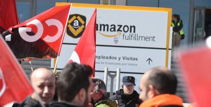 Huelga de trabajadores de Amazon frente a la sede de la empresa en San Fernando de Henares.