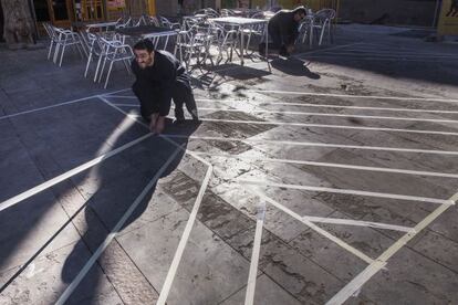 Veïns de Gràcia mostren l'espai que l'Ajuntament pretén ampliar als bars i les terrasses de la plaça del Sol.