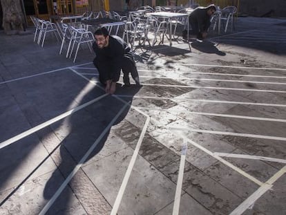 Veïns de Gràcia mostren l'espai que l'Ajuntament pretén ampliar als bars i les terrasses de la plaça del Sol.