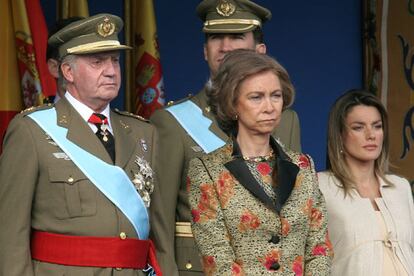 Los Reyes, el Príncipe de Asturias, Doña Letizia y el resto de miembros de la familia Real han presidido hoy el desfile de la Fiesta Nacional, que ha rendido homenaje a los 17 militares muertos en el accidente de helicóptero en Afganistán.